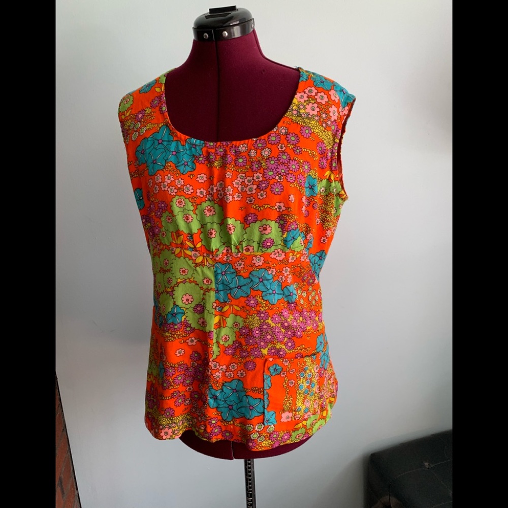 Vintage homemade sleeveless smock in vintage pattern. No size but fits likes a M